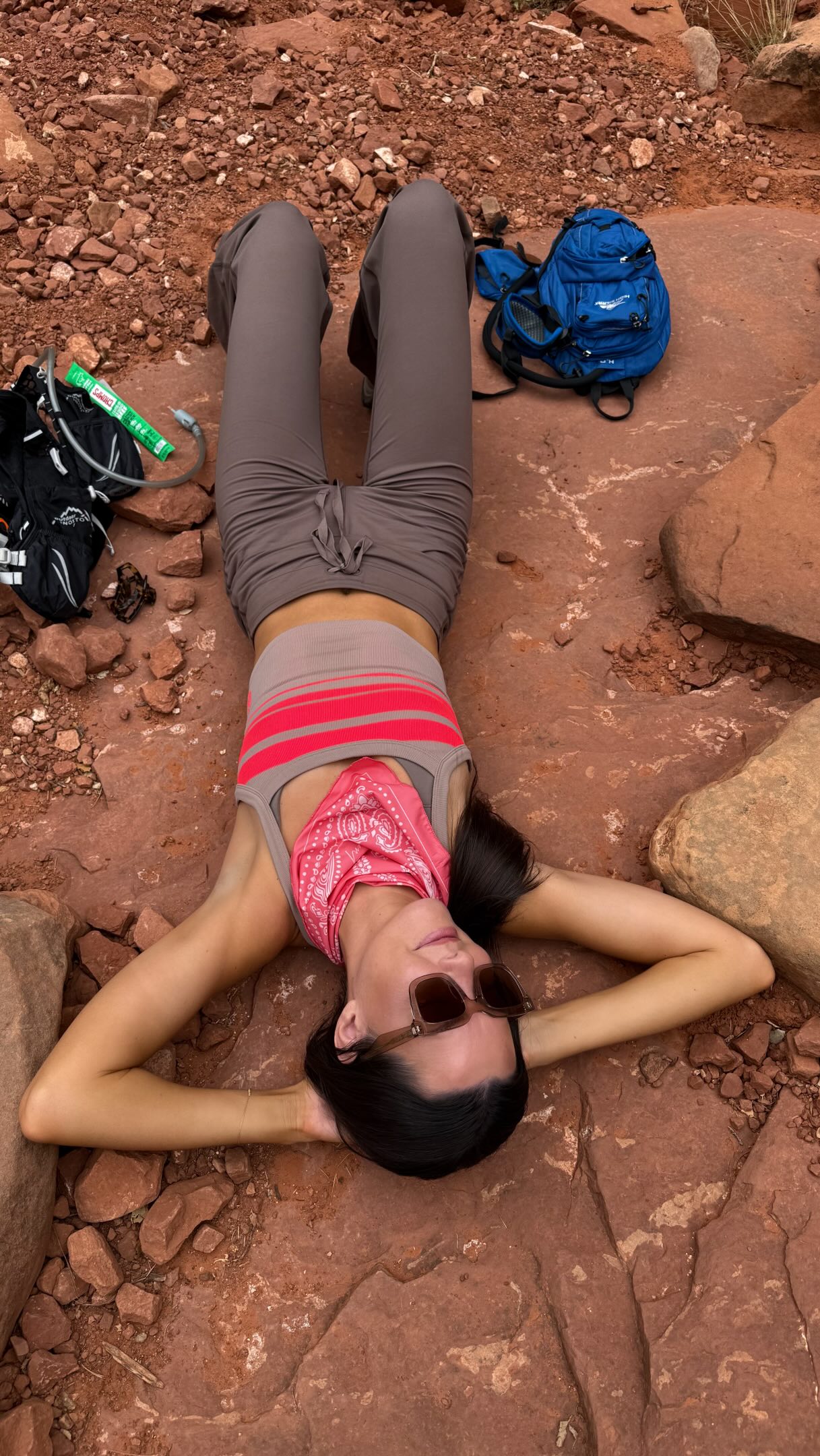 my kinda view 🏜️ 

 #travelinspo #hikingoutfit #sedonaarizona #arizona #scenicview